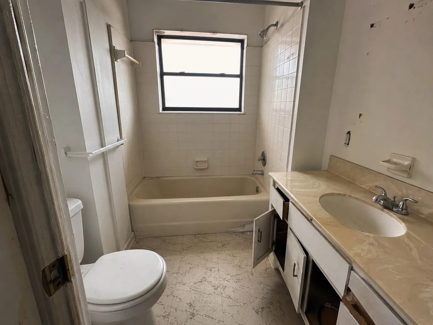 Guest bathroom before the renovation
